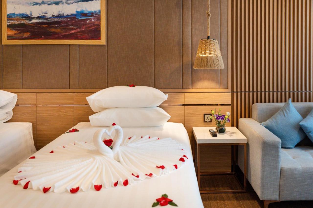 Virgo Hotel Nha Trang Ngoại thất bức ảnh A bed with a towel swan