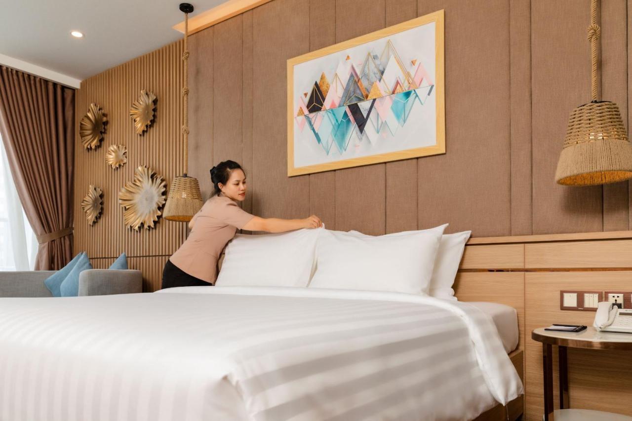 Virgo Hotel Nha Trang Ngoại thất bức ảnh A chambermaid making a bed