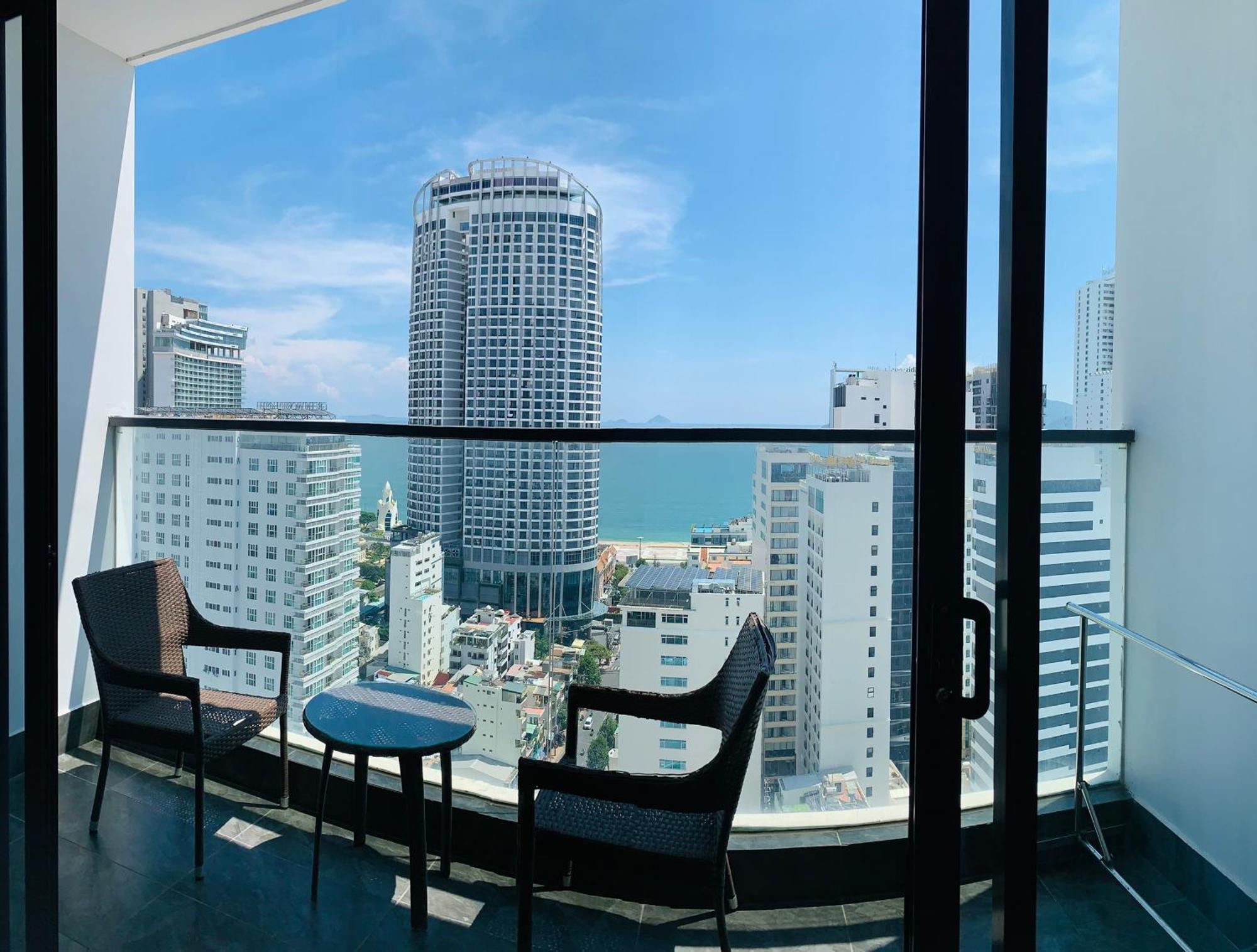 Virgo Hotel Nha Trang Ngoại thất bức ảnh A balcony in a condominium