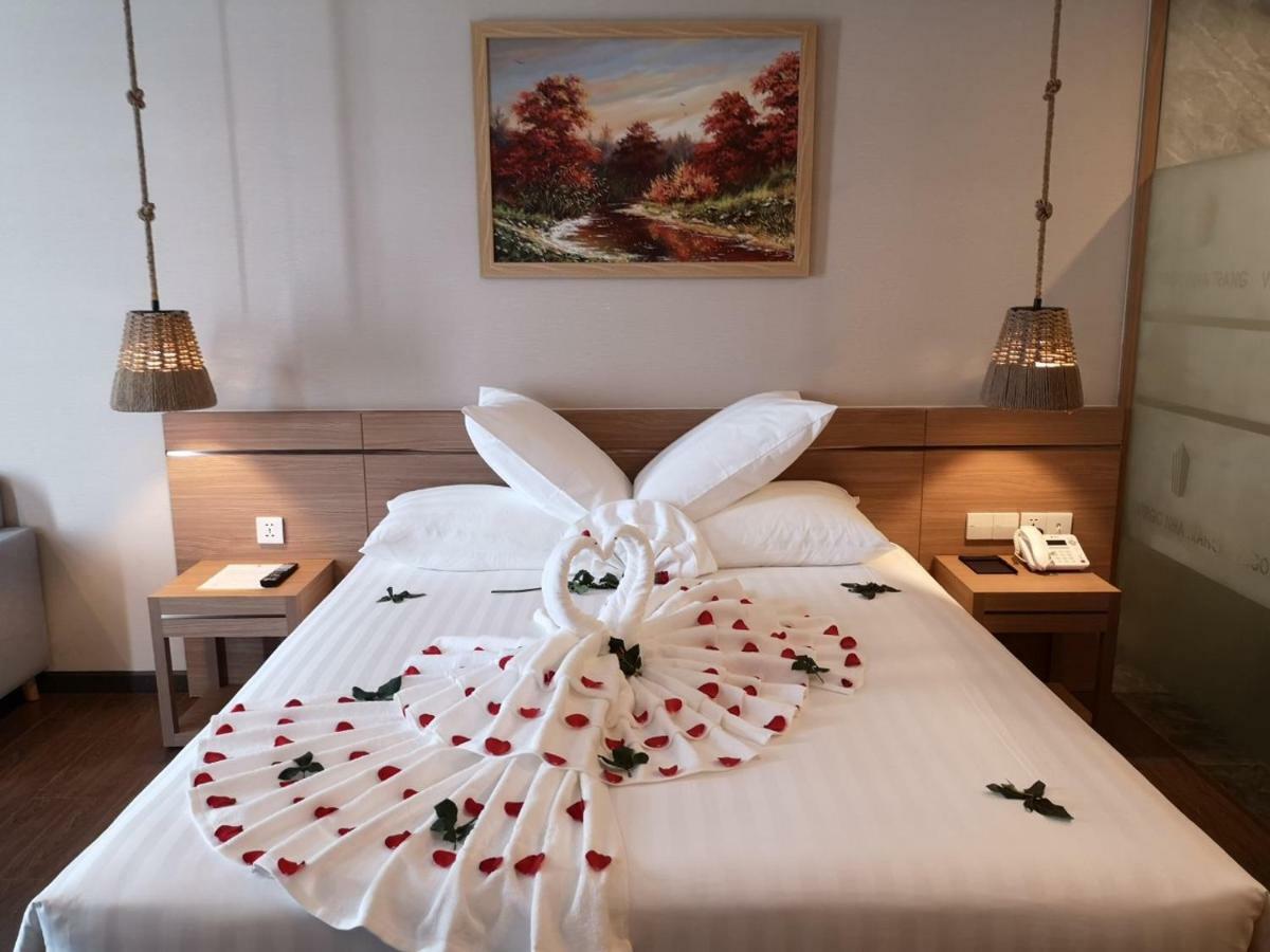 Virgo Hotel Nha Trang Ngoại thất bức ảnh A bed with a duvet